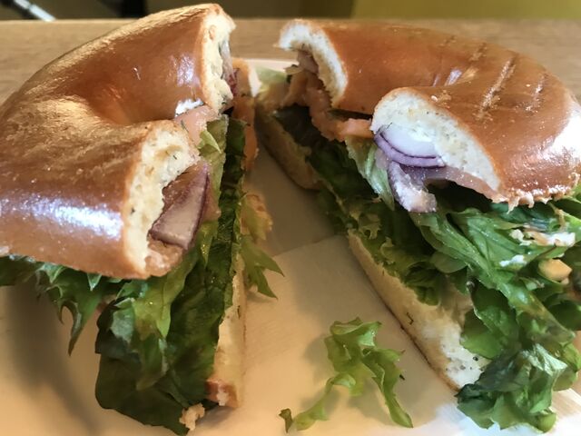 Lox Bagel mit Cream Cheese, Räucherlachs, Salat und Dill