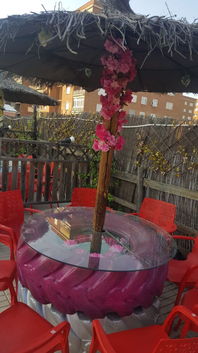 Mesas a gran distancia de seguridad unas de otras