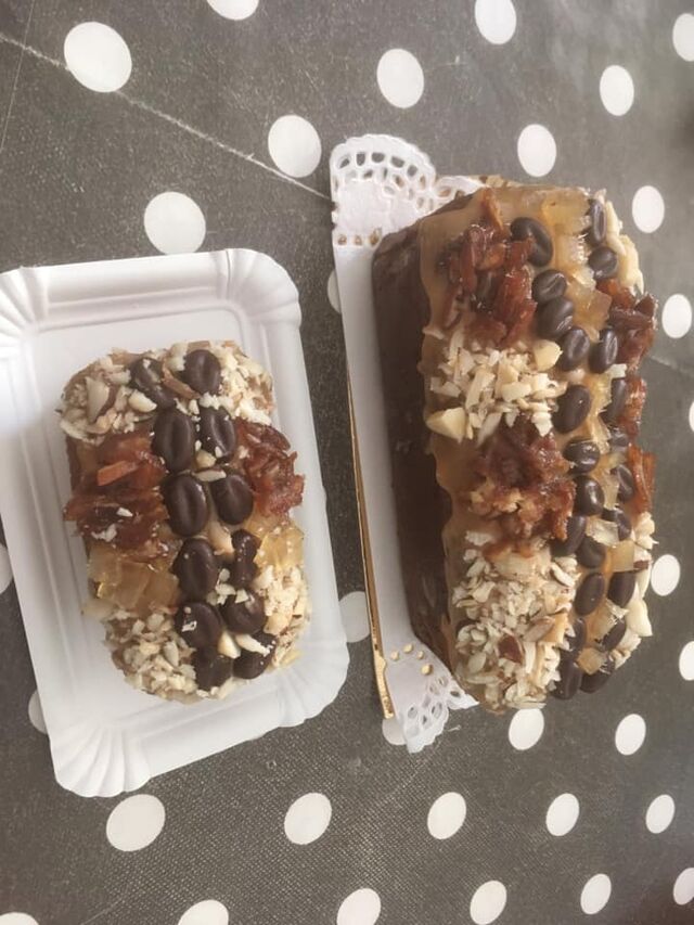 CAKE CAMELEON : des fruits à coque, des baies variées, de l'extrait de café et d'épices et une couverture composable au choix