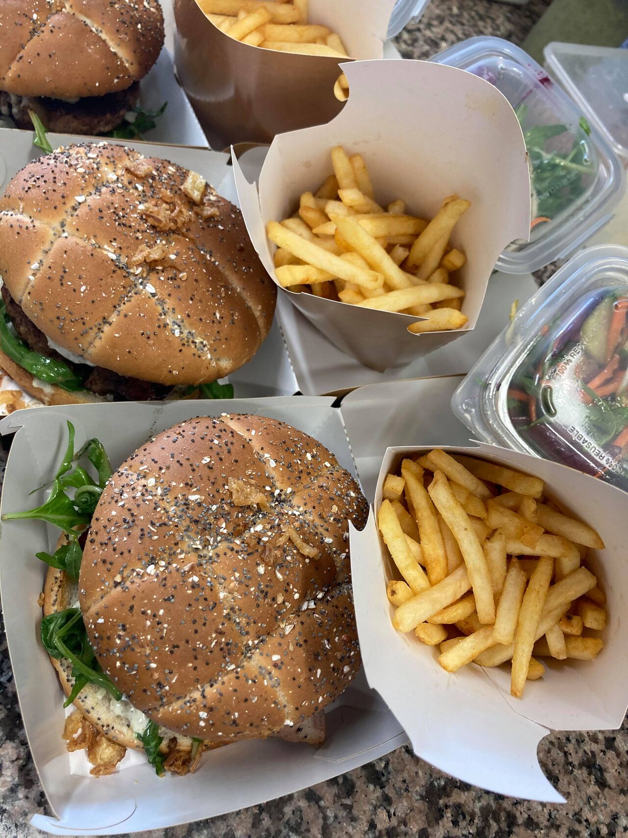 Burger au bœuf et bacon, frites, à emporter