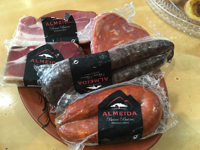 Uma grande variedade de enchidos da Beira Alta com Morcela de Assar, Chouriço Picante, Farinheira e Paio. 