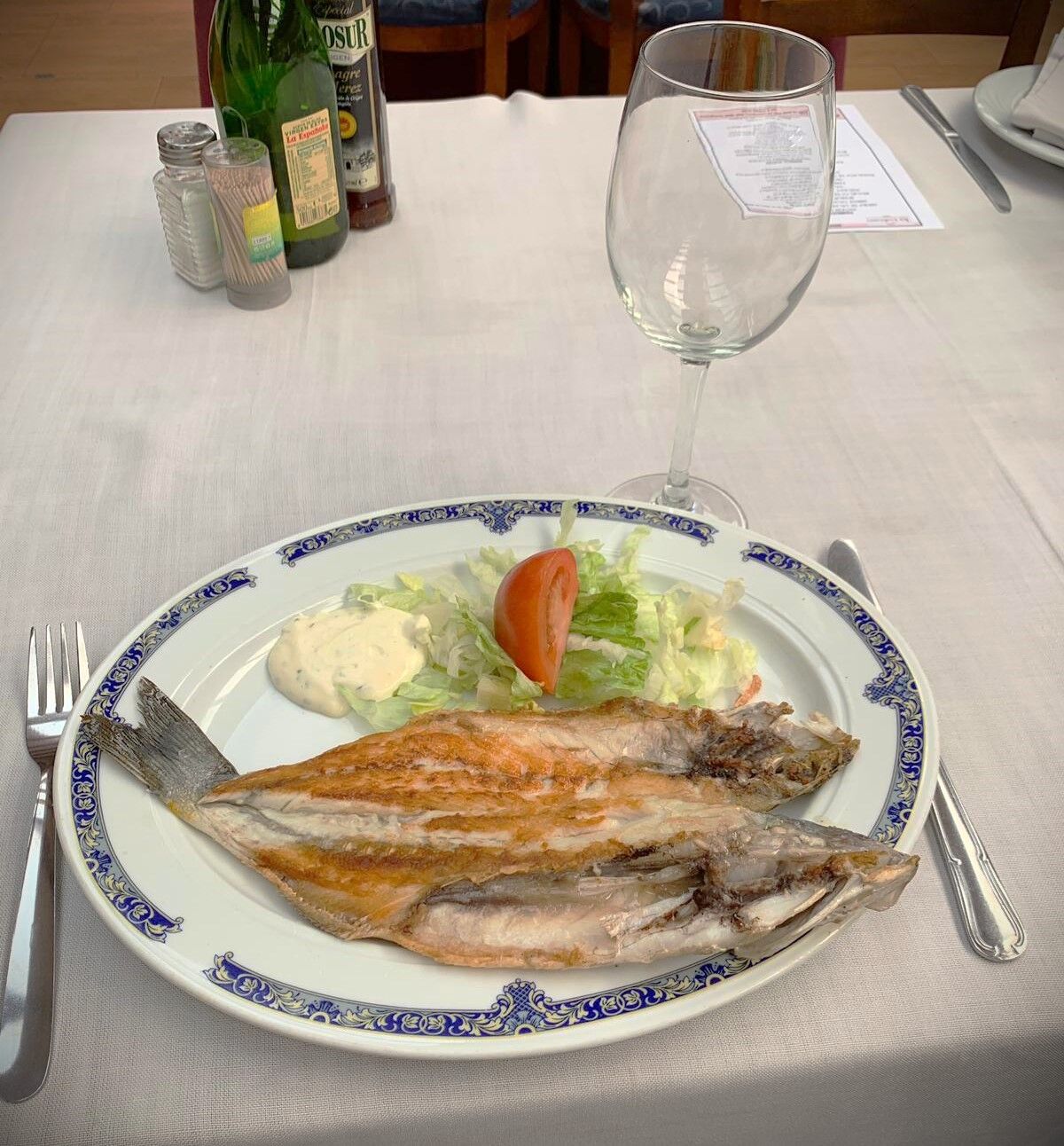 Dorada a la espalda con ensalada.