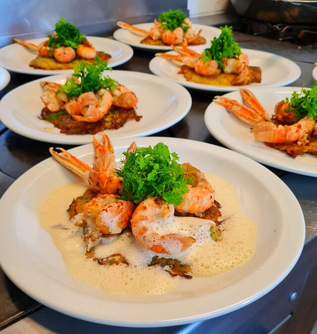 Poêlée de Langoustine et Crique de Pomme de Terre aux herbes, Crème de Crustacés