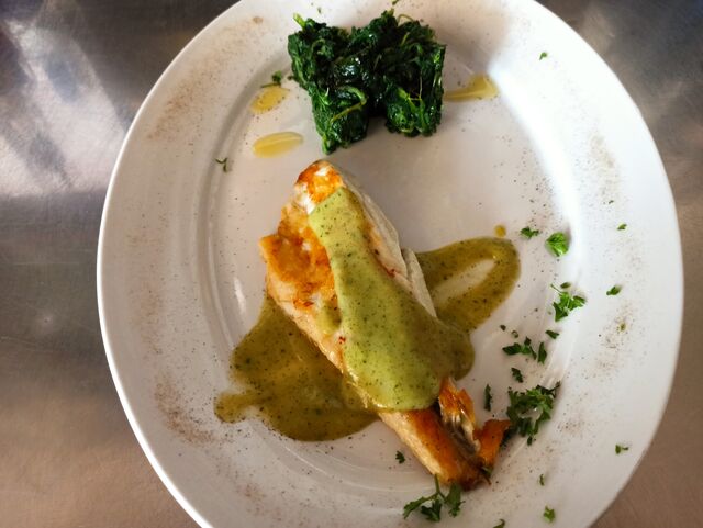 Wolfsbarschfilet mit Zucchinisoße und Spinat