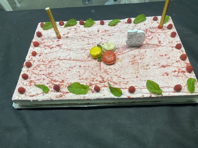 Gâteau d'anniversaire saveurs Framboise / Chocolat blanc