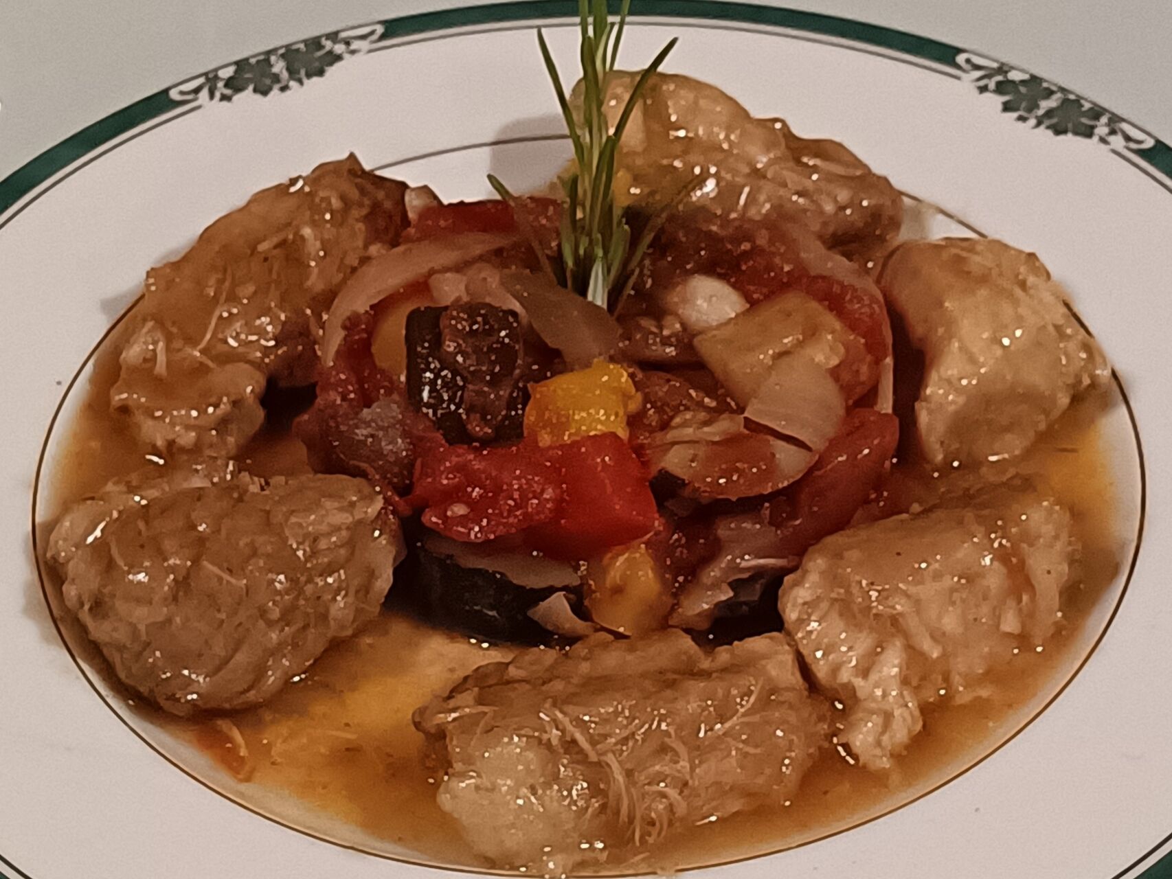 Bohémienne de légumes accompagnée de son mijoté d'épaule de porc cuit dans le jus des légumes.