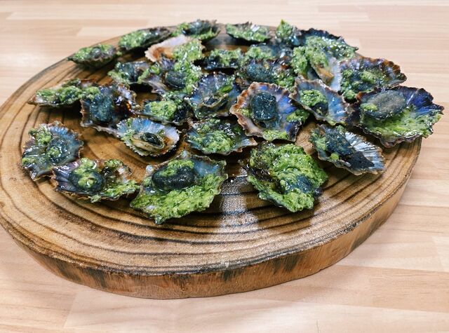 ¿Quién dice que no a unas lapas? ?. Ven y prueba nuestros platos fuera de carta.