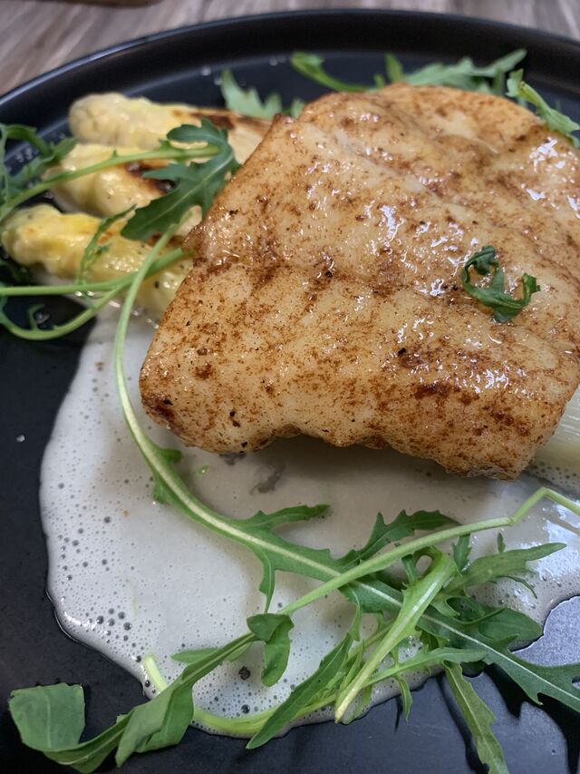 Le Pavé de Turbot Meunière, Sauce Yuzu, Asperges Blanches et Roquette
