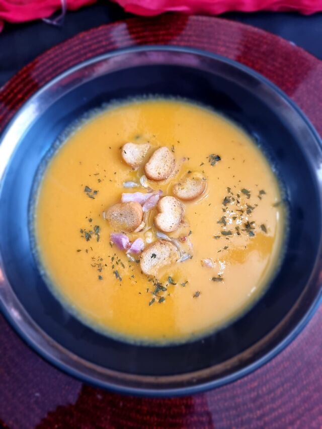 VELOUTE DE POTIMARON-CAROTTES AU LAIT DE COCO 