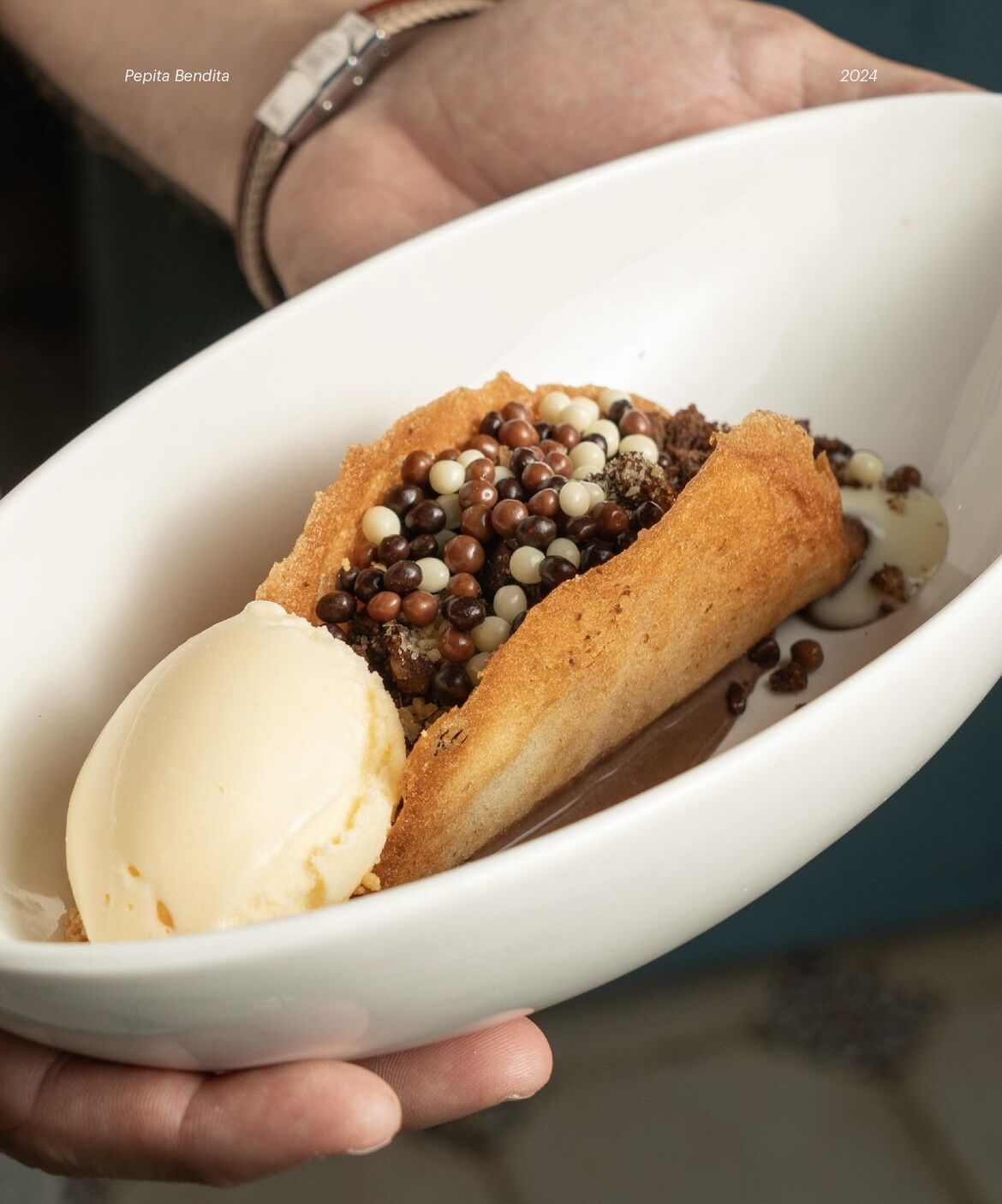 Taco de galleta, cremoso de chocolate, chocolate blanco y helado de vainilla