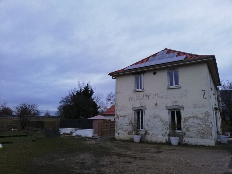 Vue extérieure maison (travaux en cours de restauration de la façade). 