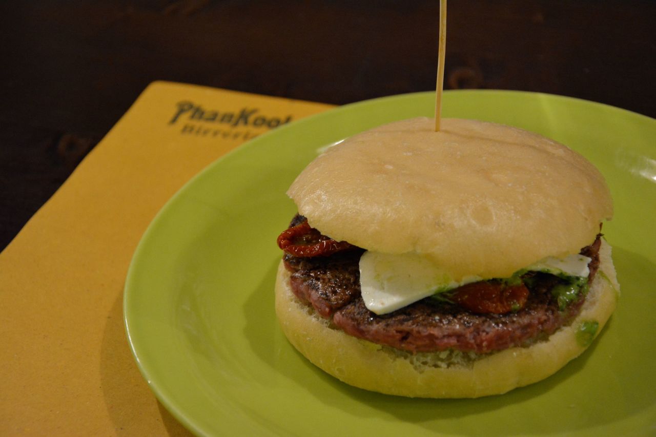 SpecialBurger di manzo con ricotta stagionata, pomodori secchi e salsa verde
