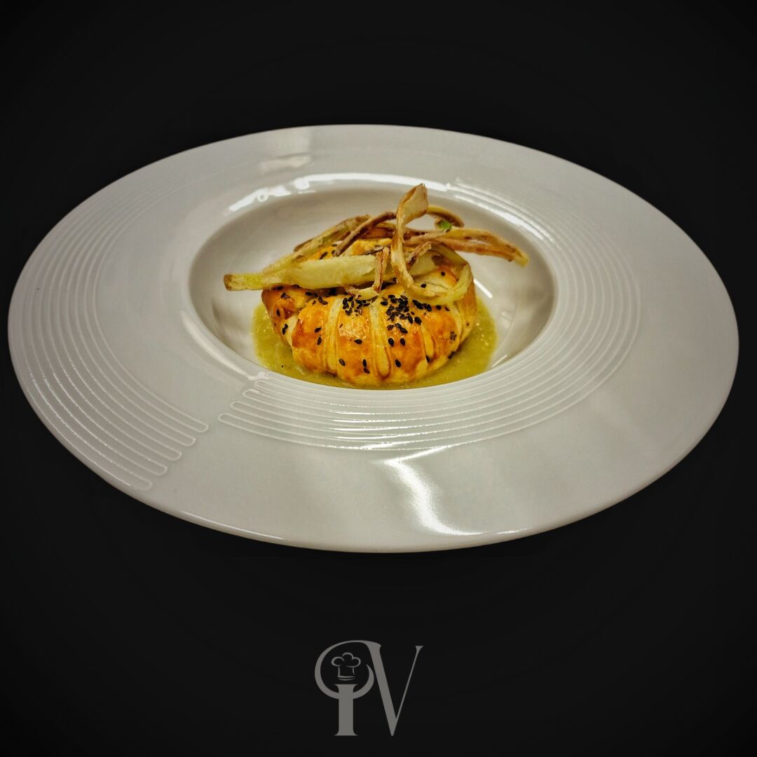 Sfogliatella di Baccalà e Patate su Crema di Porro e Porro Croccante 