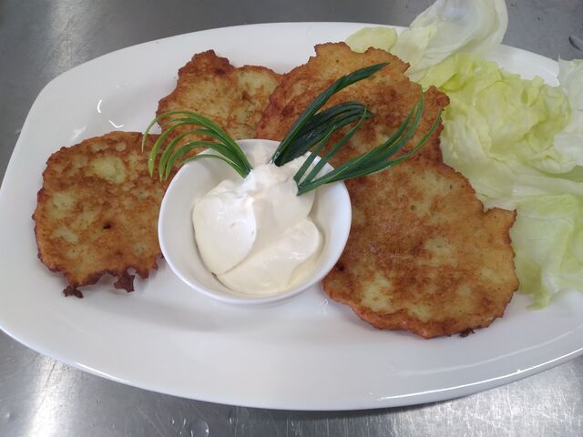 Placki ziemniaczane z dipem z kwaśnej śmietany.