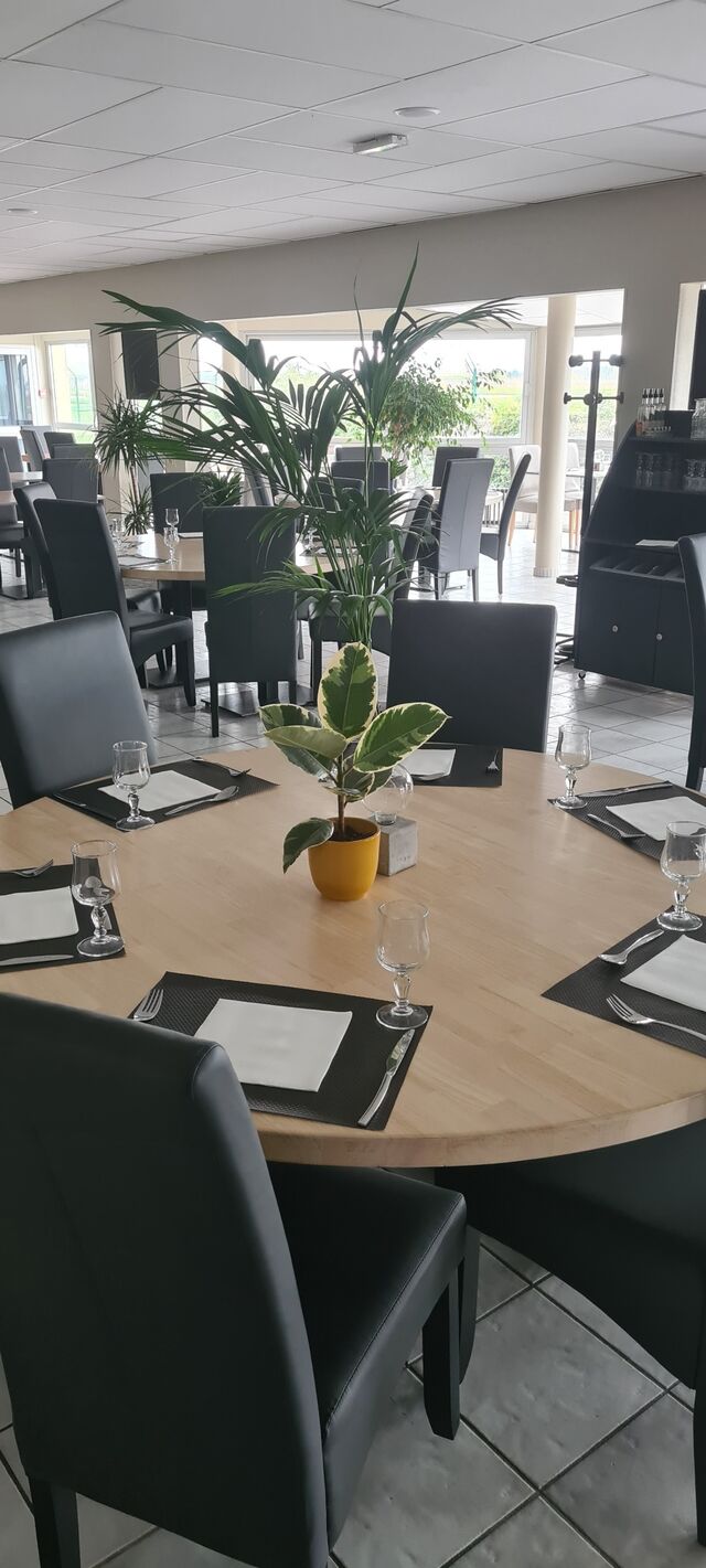 Notre salle avec ses tables espacées pour une confidentialité assurée