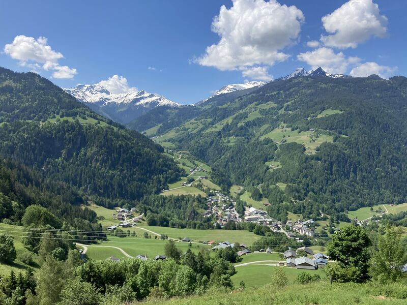Vue sur Beaufort depuis le hameau des Curtillets