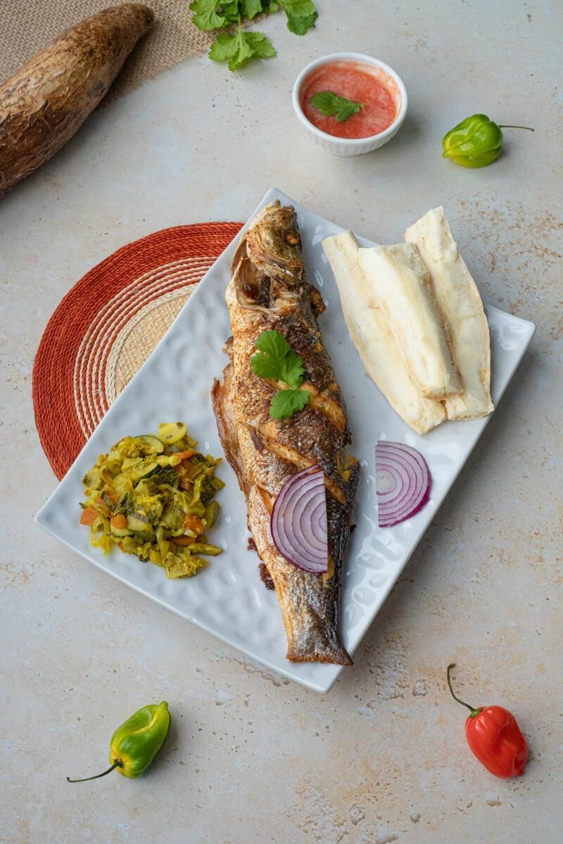Manioc ou patate douce servi avec du poisson ou pilon de poulet et des légumes de saison à partir de 16€90