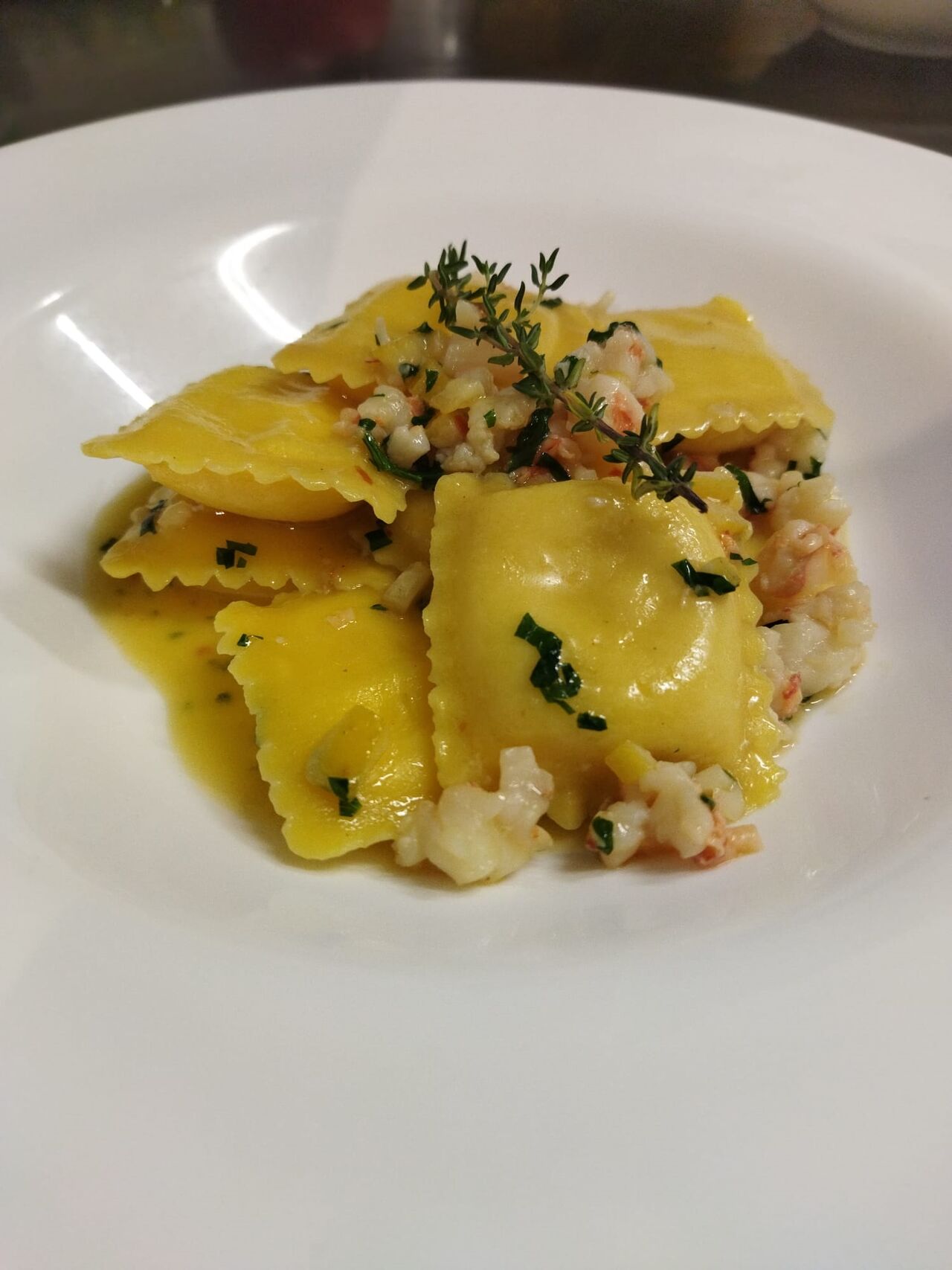 Ravioli di burrata con gamberi e timo