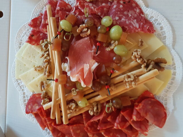  Gemischte Platte: Schinken, Paprikawurst, Käse
Käse -Platte: Idiazabal, Manchego,