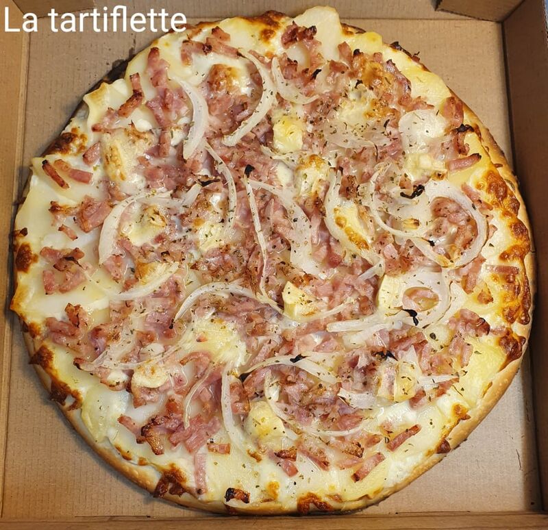 Base crème, mozza, pomme de terre, lardons, oignons, reblochon, origan