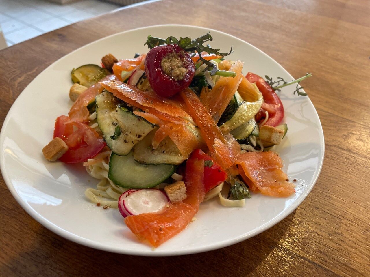 Salade d'été au saumon fumé maison