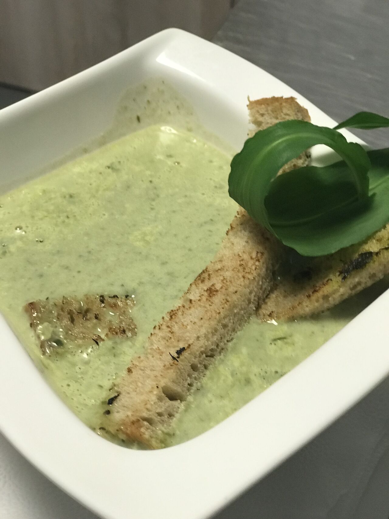 Polievka z medvedieho cesnaku