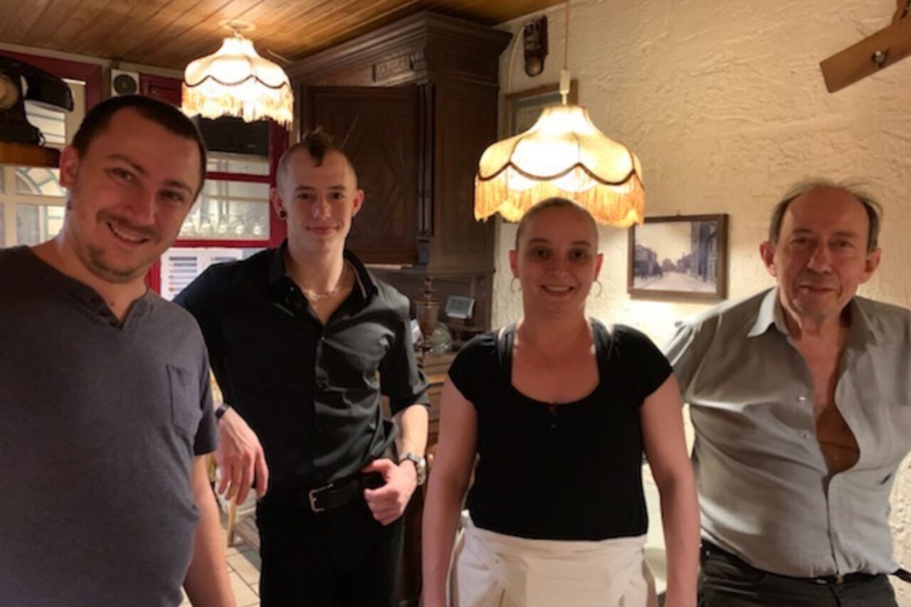 L'équipe crêperie de la gare attend de vous servir.