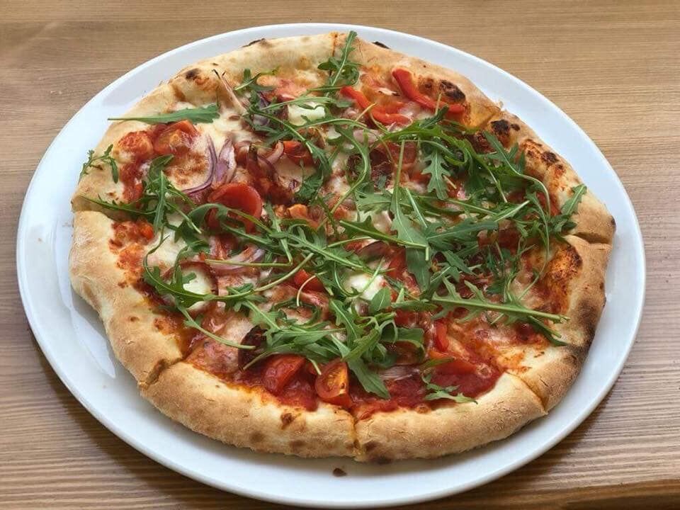 Pizza na włoskich składnikach - salami picante, pomidory, cebula, rukola. 