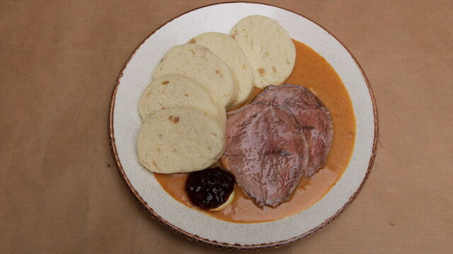 Svíčková na smetaně s houskovým knedlíkem