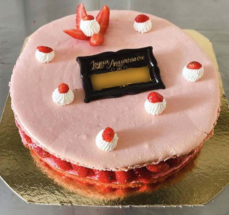 • MACARON À LA FRAISE •
Gâteau 10 personnes (possible aussi en 6 ou 8 parts). Parfum selon vos envies.