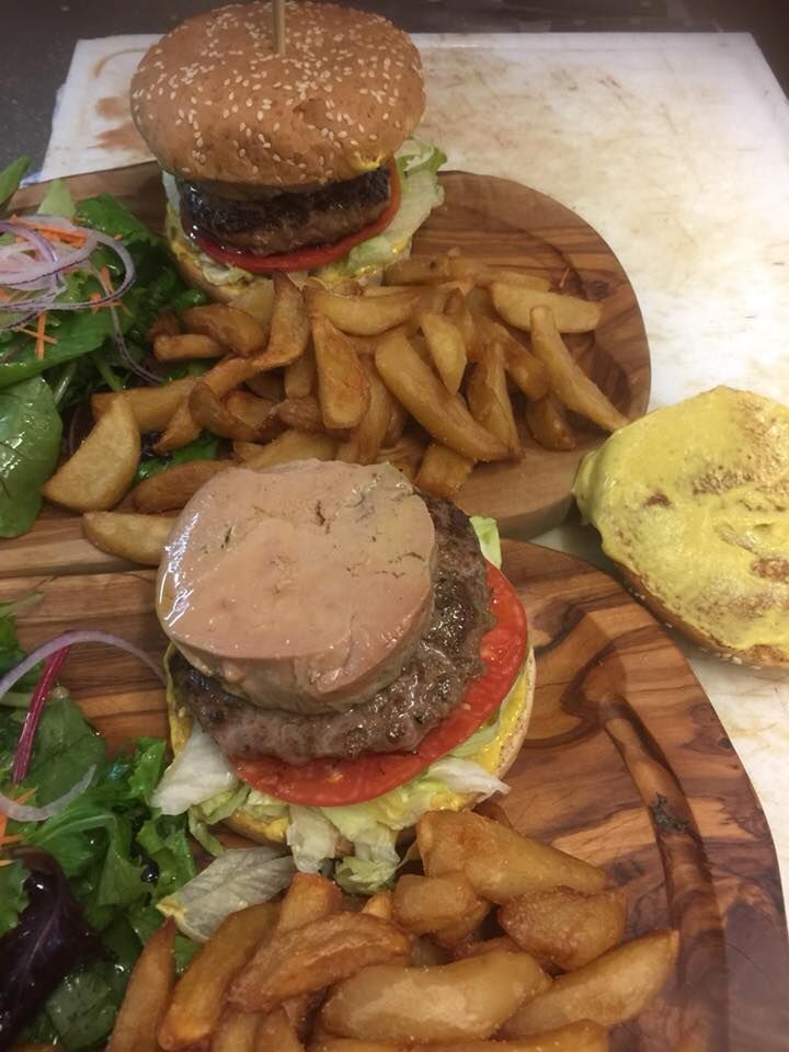 Burger Sud Ouest... magret de canard ( haché par nous même ) sauce maison, foie gras ... frites maison... un bon Bergerac...