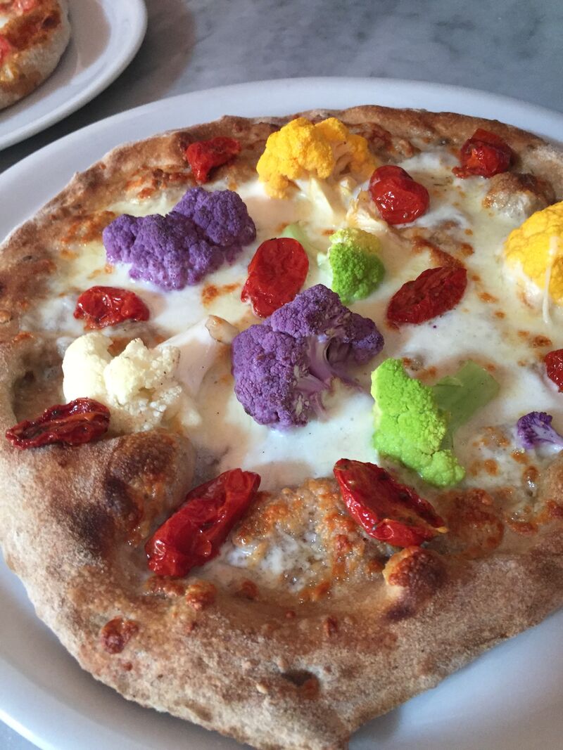 Pizza multi cereali, broccoli, pomodori pachino confit 