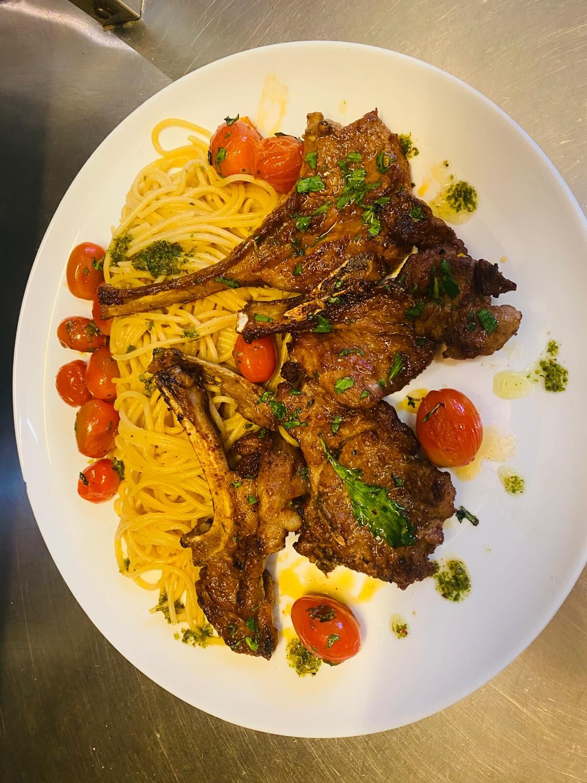 Saftige Lammkottelets mit Pasta und Pesto