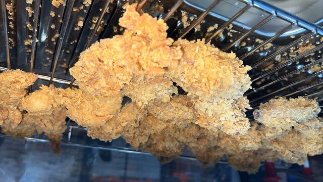 Notre poulet frit dans la vitrine chauffante 