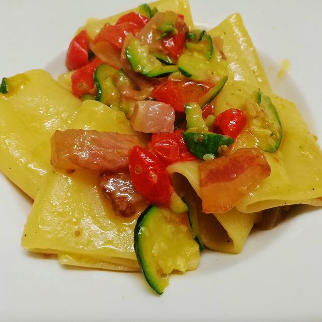 Paccheri zucchine pachino e guanciale