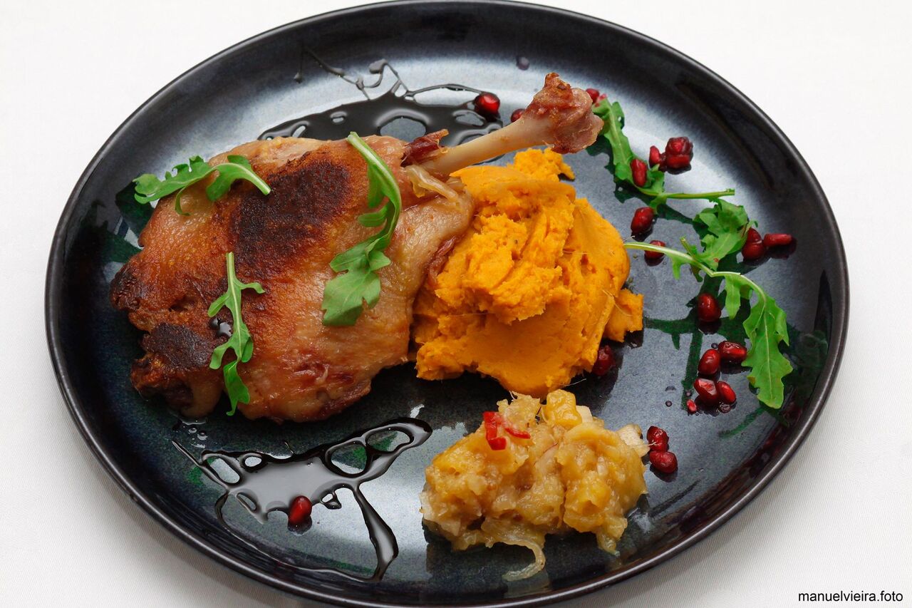 Coxa de Pato Confitada com Puré de Batata Doce e Chutney de Abacaxi