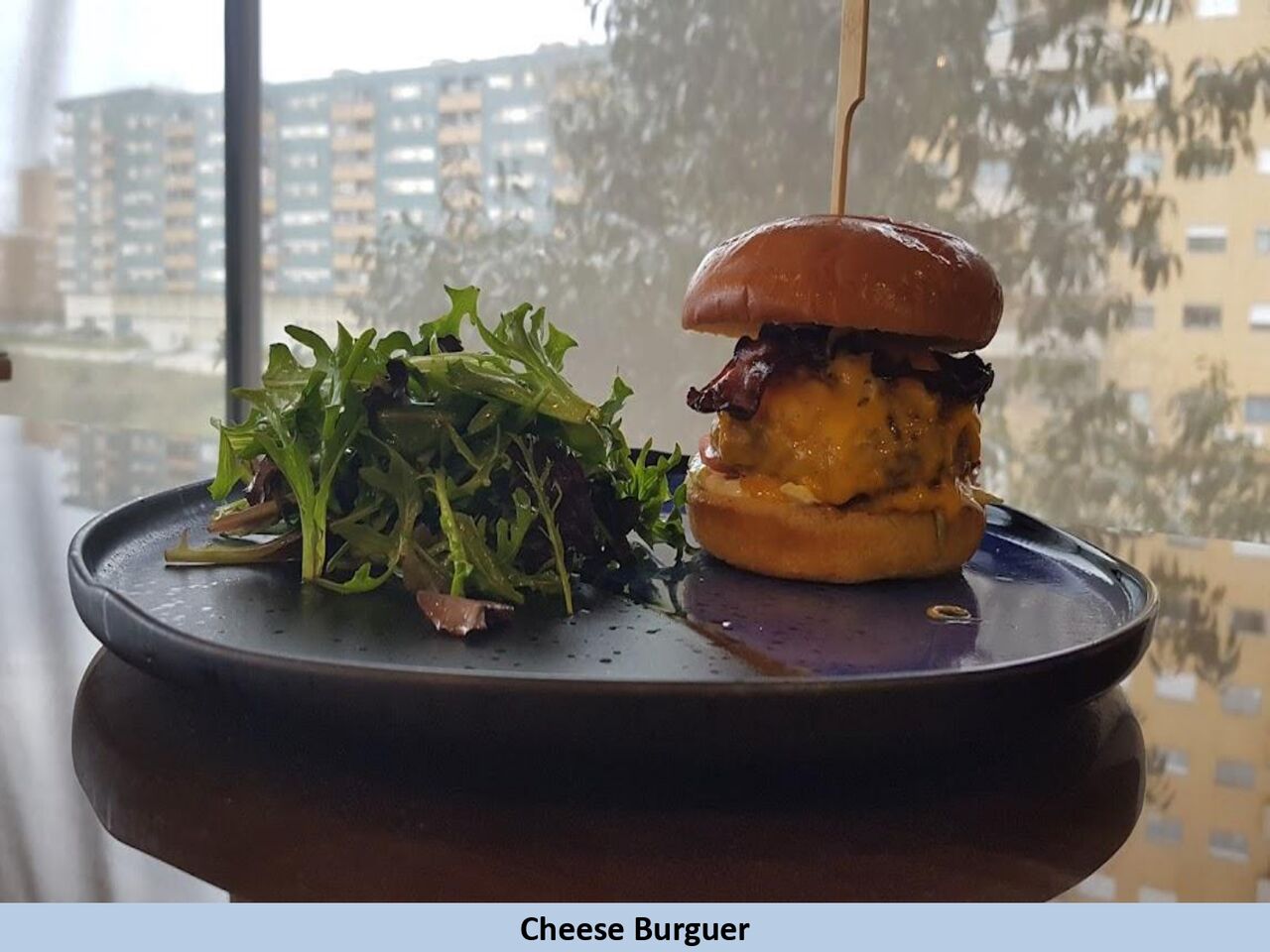 Cheese Burguer com batata frita e salada 