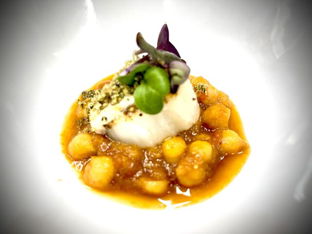 Vieira amb cigrons, gomasi de sèsam i cacauet i algues