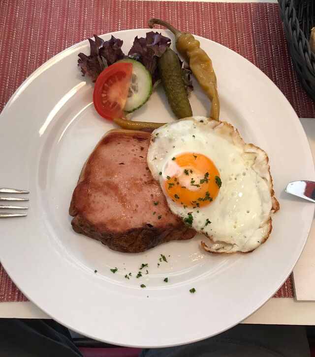 Leberkäs mit Spiegelei