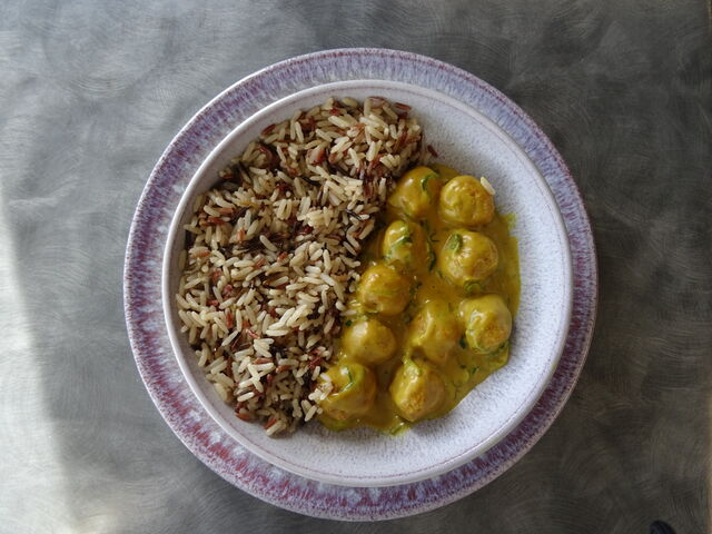 Boulette de poulet, curry et son mélange de 3 riz