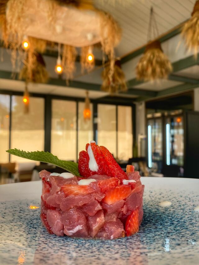 Antipasti: Tartare di Tonno alle Fragole, panna acida al miele e limone