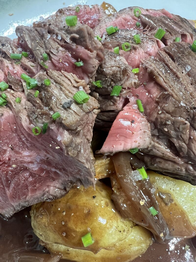 L’Onglet de Boeuf Angus, Sauce Échalotes, Pommes de Terre Grenaille et Crème d’Artichaut