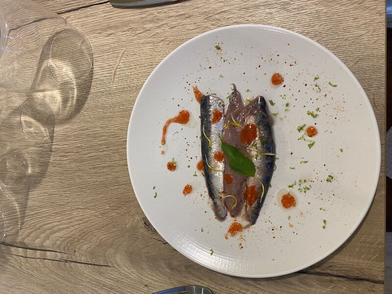 La sardine de nos côte mariné a la vinaigrette tranchée à la fraise