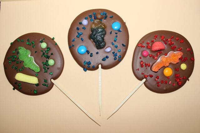 Sucette chocolat lait avec bonbons 4.40€ les 70g