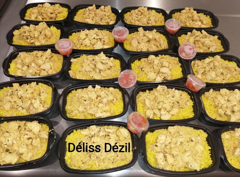 Riz safrané, poulet au curry et au lait de coco, rougail tomates