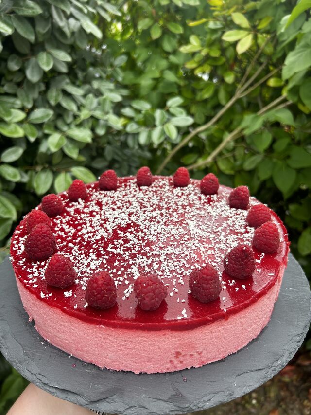 Bavarois framboise, croustillant chocolat blanc crêpes dentelles, mousse et gelée framboise