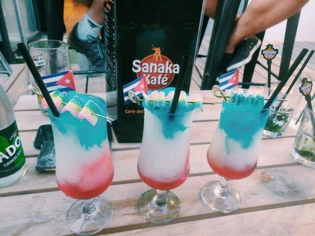 Pascal et son équipe vous serviront de délicieux cocktails colorés et bons à souhaits...