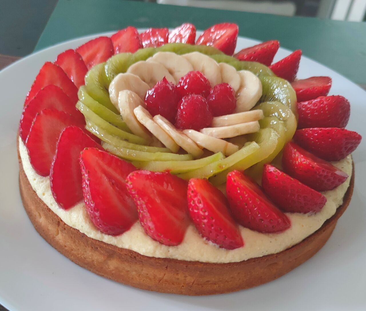Tarte aux fruits d'été (crème mousseline à la vanille, fraises, kiwis, bananes et framboises)