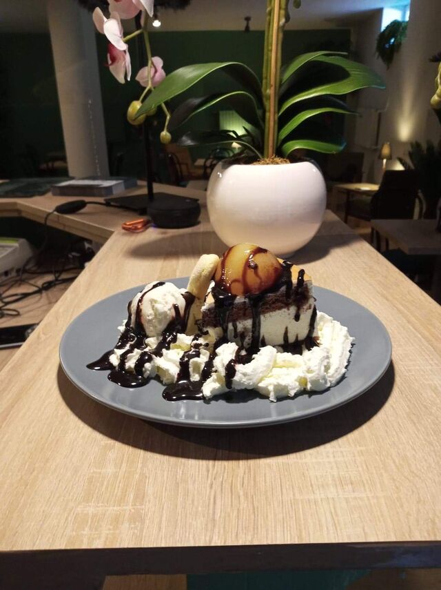 Torcik Gruszkowy z bitą śmietaną lodami i sosem czekoladowym
