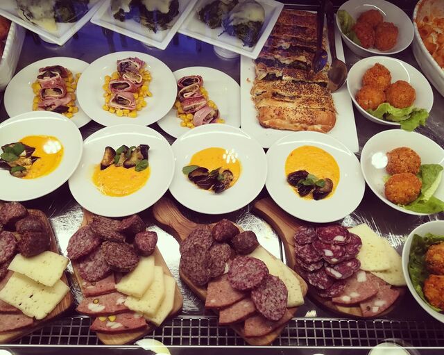 Tanto gusto in piccoli piatti perfetti per accompagnare un buon vino